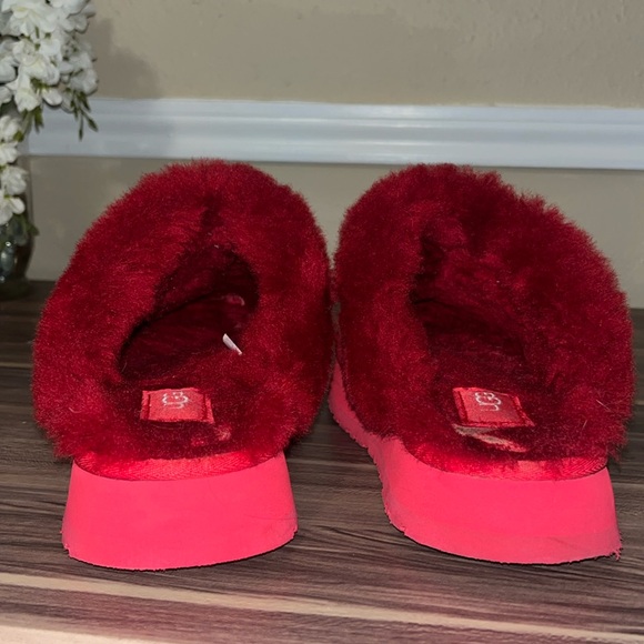 UGG Disquette Red Fluffy Slippers - Picture 9 of 16